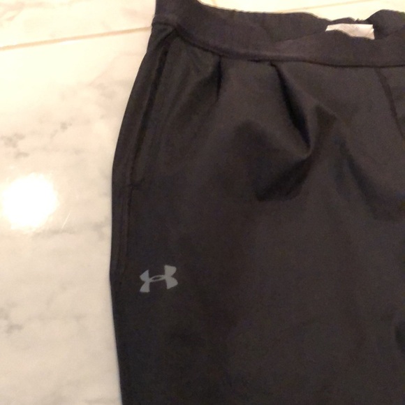 Under armour heat gear black stretchy ankle pants. EUC - Picture 2 of 4